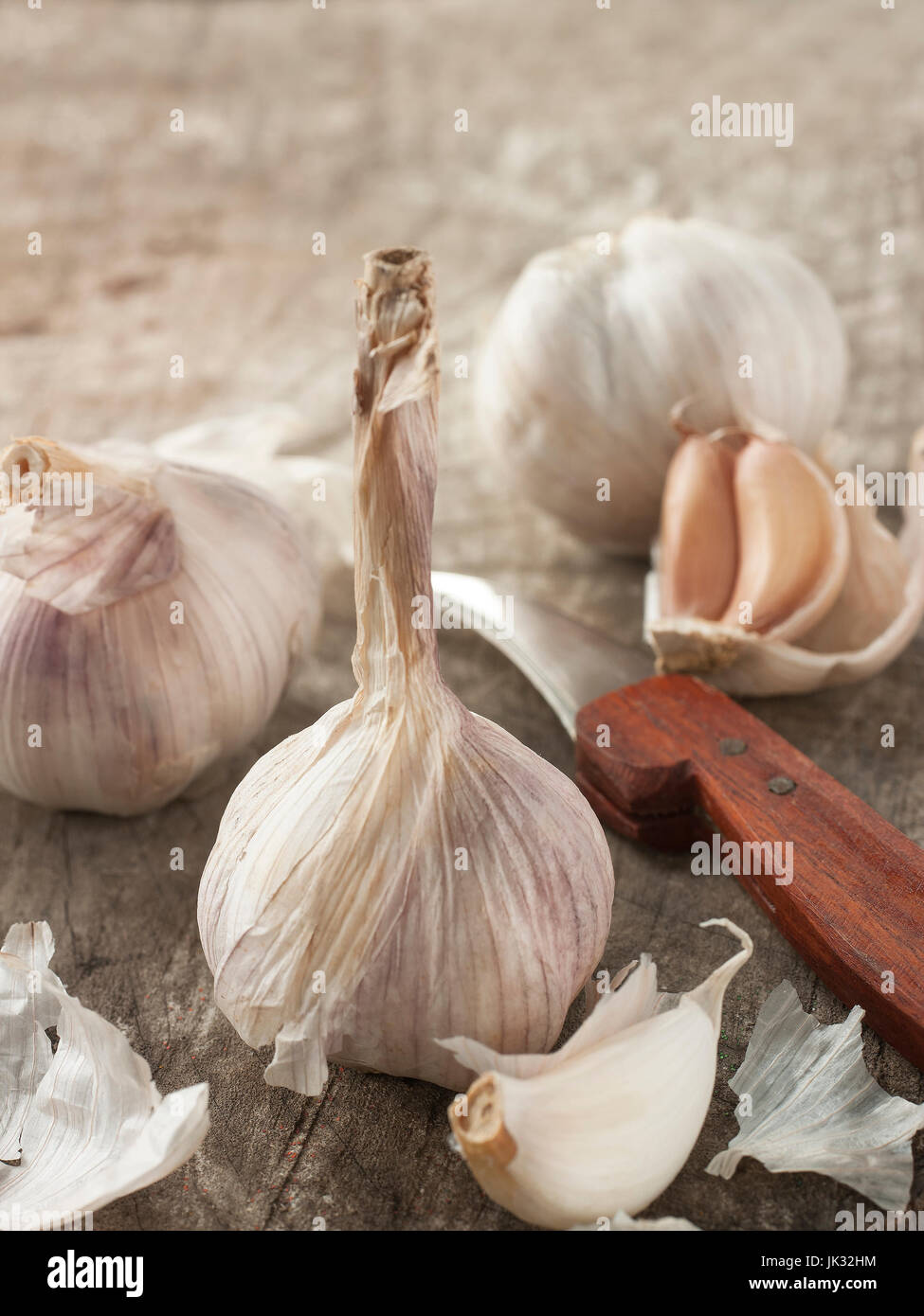 Stillleben-Kunst von Knoblauch auf hölzernen Hintergrund mit Messer Stockfoto