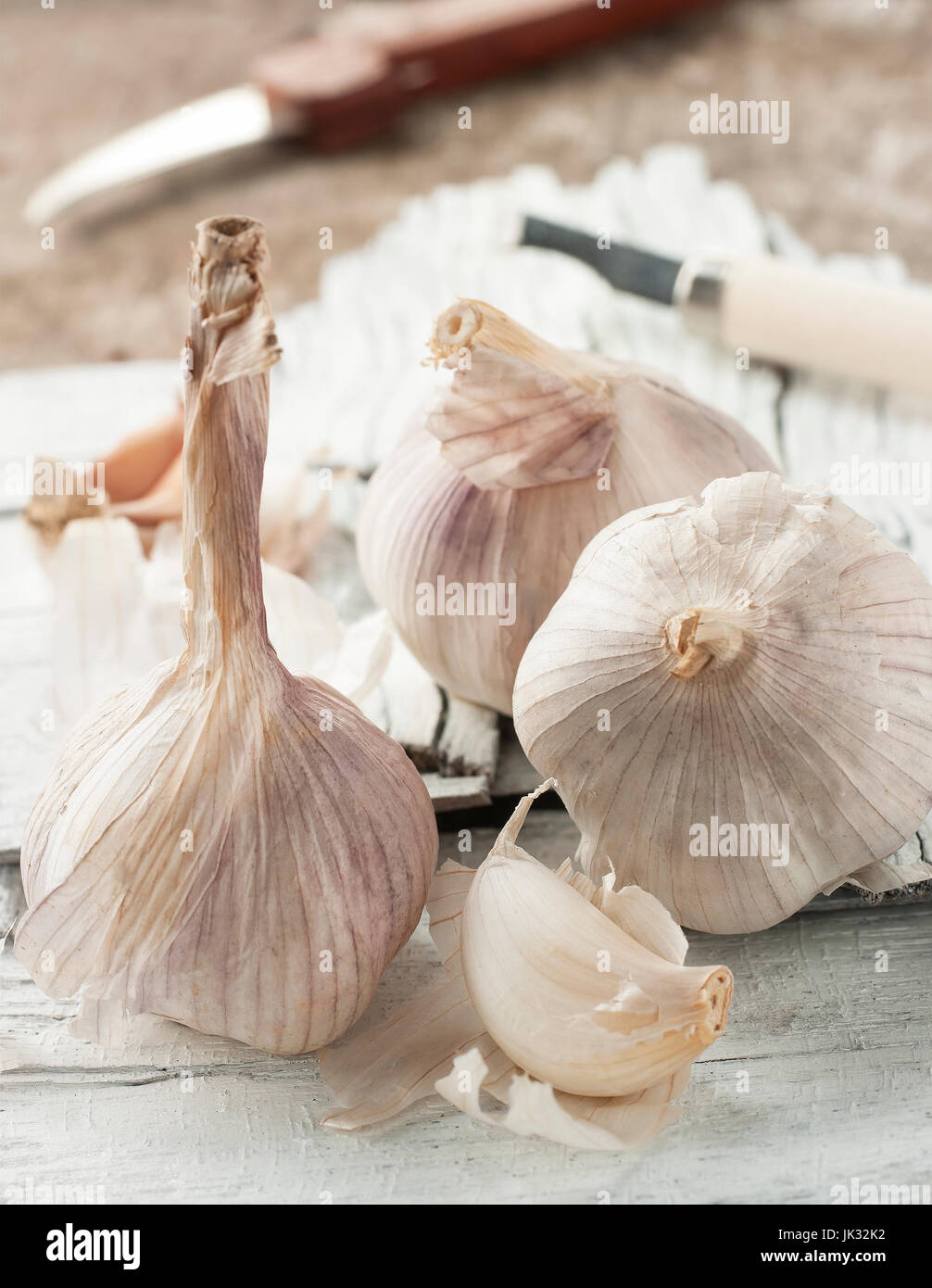 Stillleben-Kunst von Knoblauch auf hölzernen Hintergrund mit Messer Stockfoto