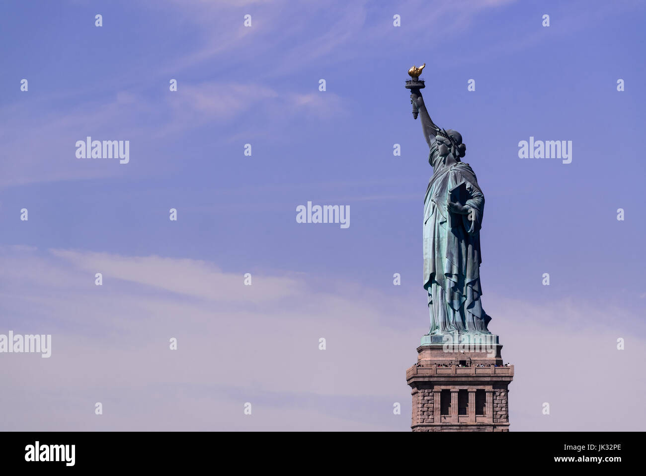 Freiheitsstatue und ihr Sockel wie gesehen von der Seite mit dem Himmel als Hintergrund. Stockfoto