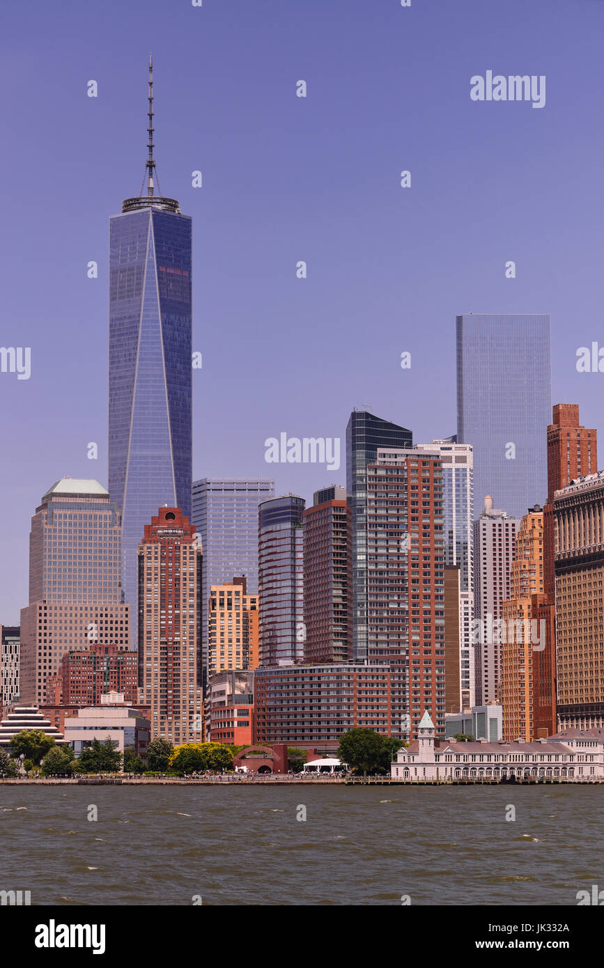 Vertikale Stadtbild Bild suchen auf Lower Manhattan von New York City vom East river Stockfoto