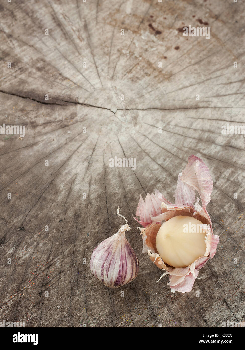 Still-Lebenskunst der einzelnen Lampe Form von Elefanten Knoblauch auf hölzernen Hintergrund Stockfoto