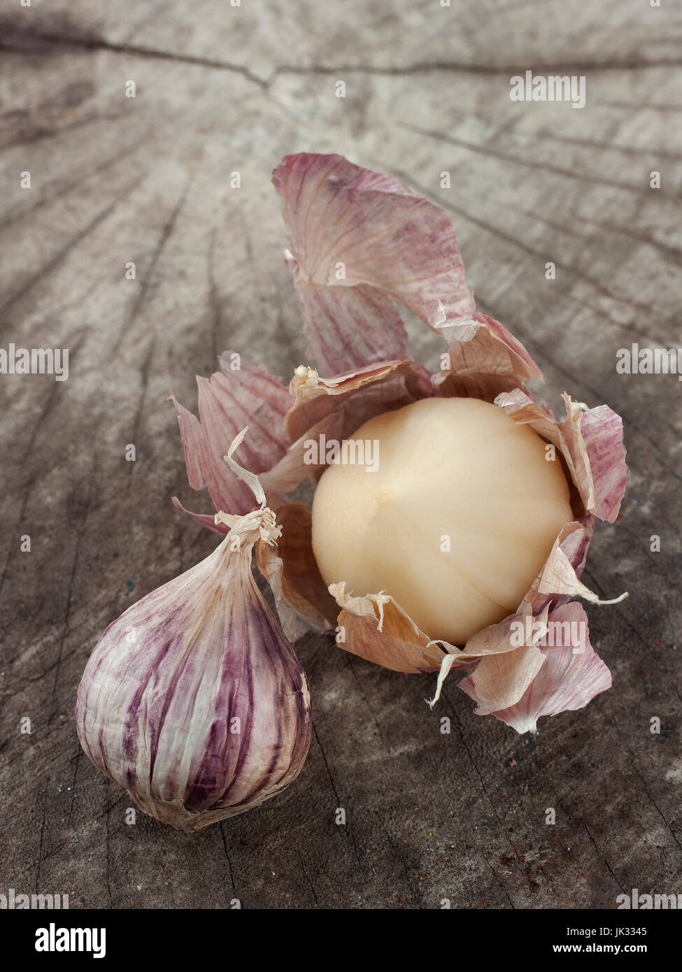 Still-Lebenskunst der einzelnen Lampe Form von Elefanten Knoblauch auf hölzernen Hintergrund Stockfoto