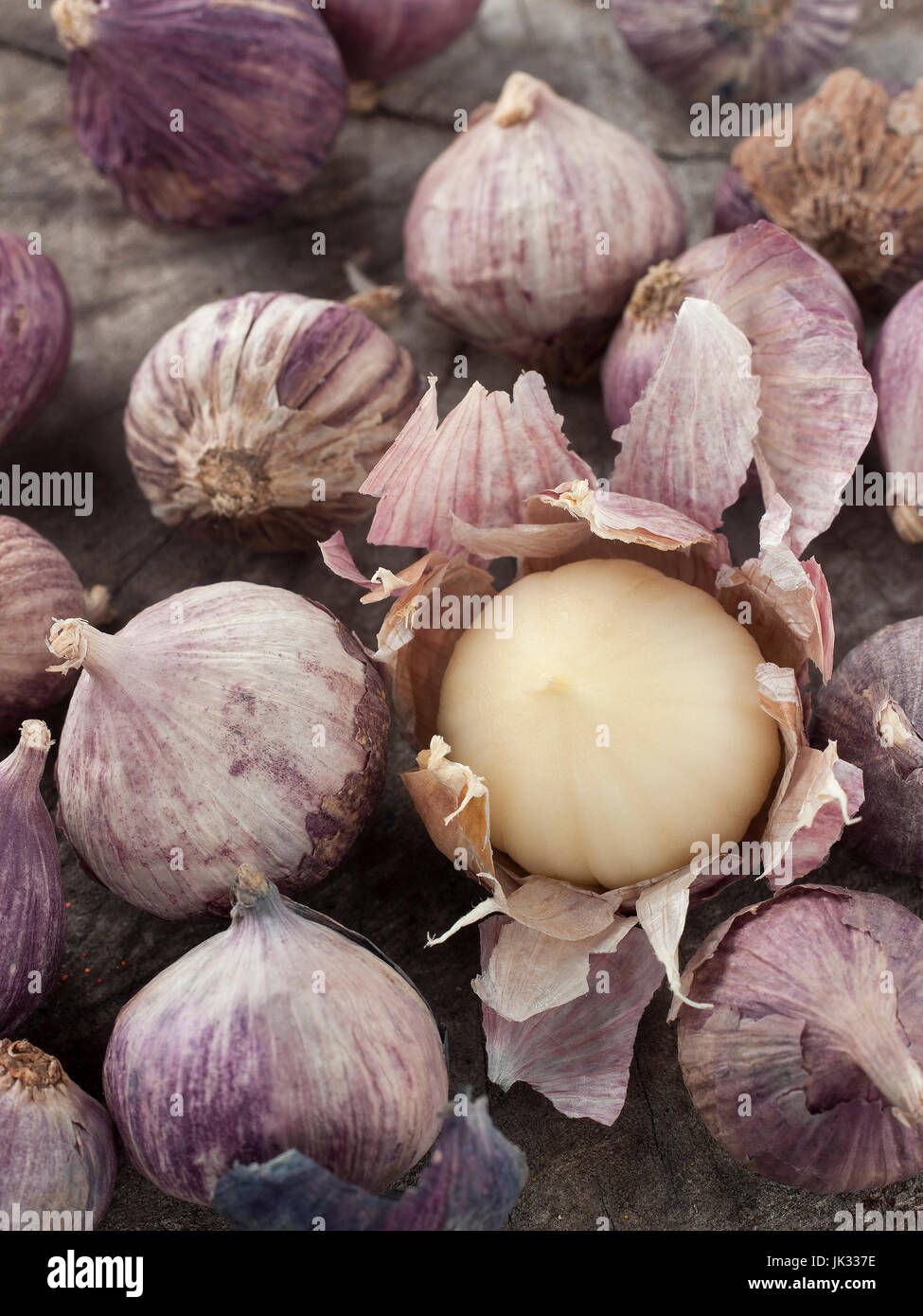 Still-Lebenskunst der einzelnen Lampe Form von Elefanten Knoblauch auf hölzernen Hintergrund Stockfoto