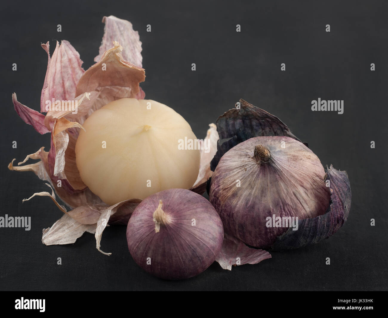 Still-Lebenskunst der einzelnen Lampe Form von Elefanten Knoblauch auf hölzernen Hintergrund Stockfoto