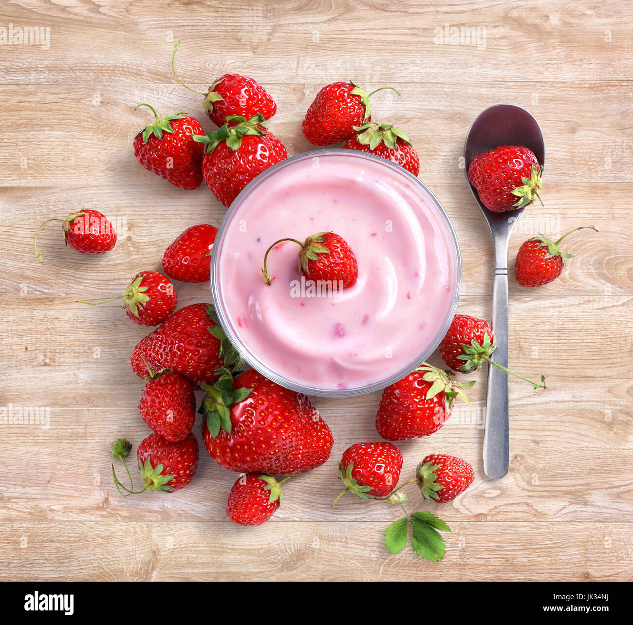 Joghurt mit frischen Erdbeeren auf hölzernen Hintergrund. Obst-Diät-Konzept. Ansicht von oben, hochauflösende Produkt. Stockfoto