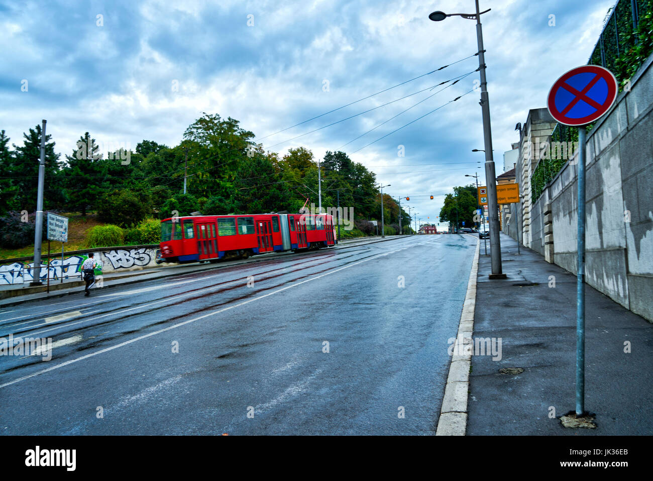 Ein Mann wie eine Straßenbahn Joggen vergeht in Belgrad, Serbien. Stockfoto