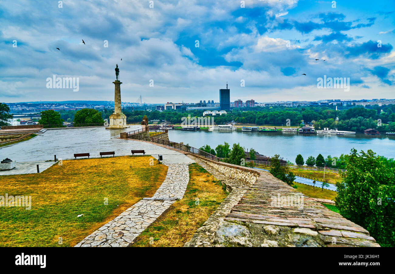 Belgrads Statue des Siegers Blick auf den Fluss Sava und die Stadt zur Festung von Belgrad, Belgrad, Serbien. Stockfoto