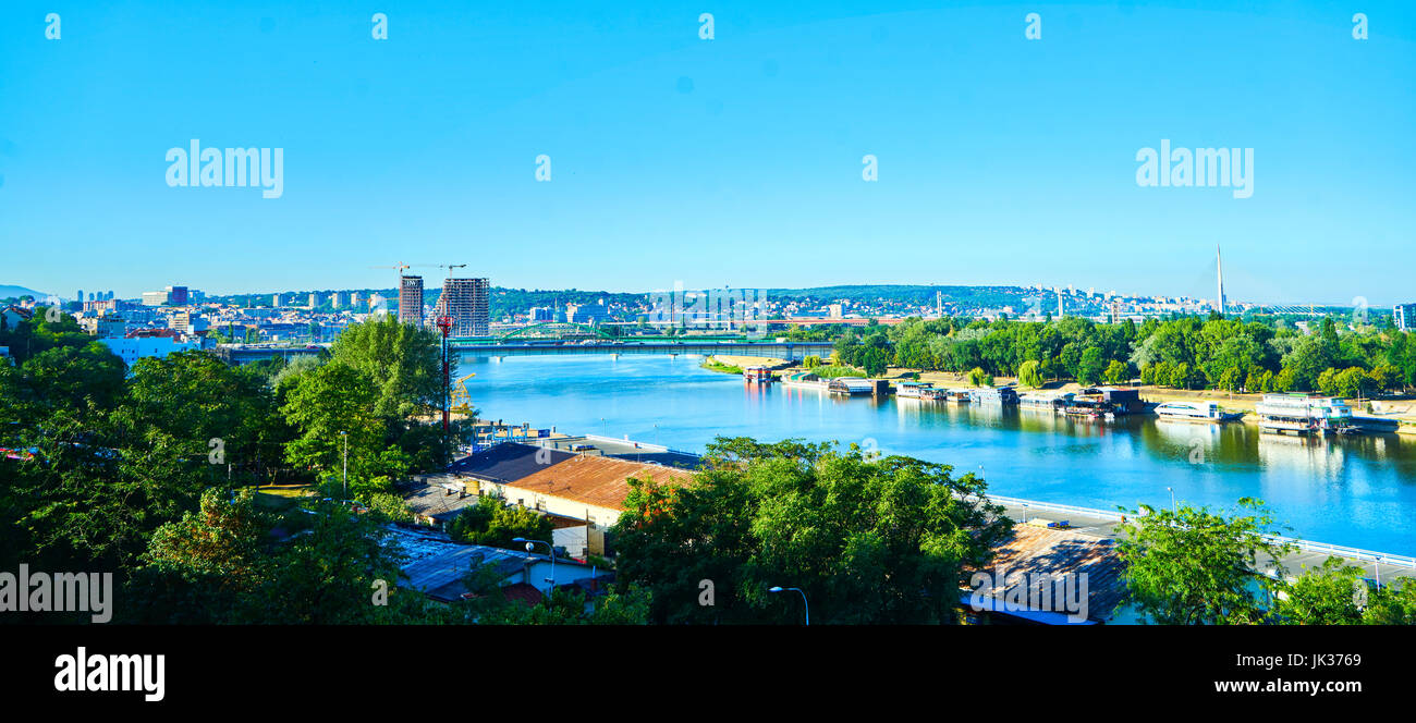 Blick über den Fluss Sava in Richtung der Stadt in Belgrad, Serbien. Stockfoto