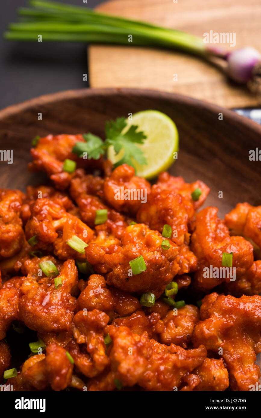 Gobi mandschurischen Trocken - Populäre Street Food von Indien aus blumenkohlröschen in weißer Keramik Teller serviert, selektiver Fokus Stockfoto