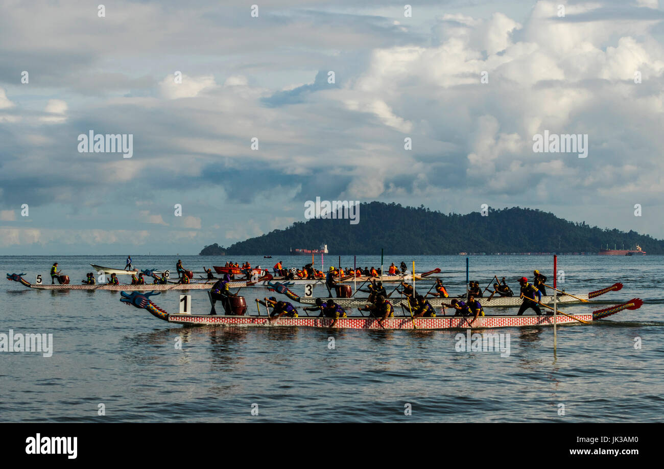 Drachenboot-Rennen in Likas bay chinesischen jährliche Sportveranstaltung in Kota Kinabalu Sabah, Ost-Malaysia-Borneo Stockfoto