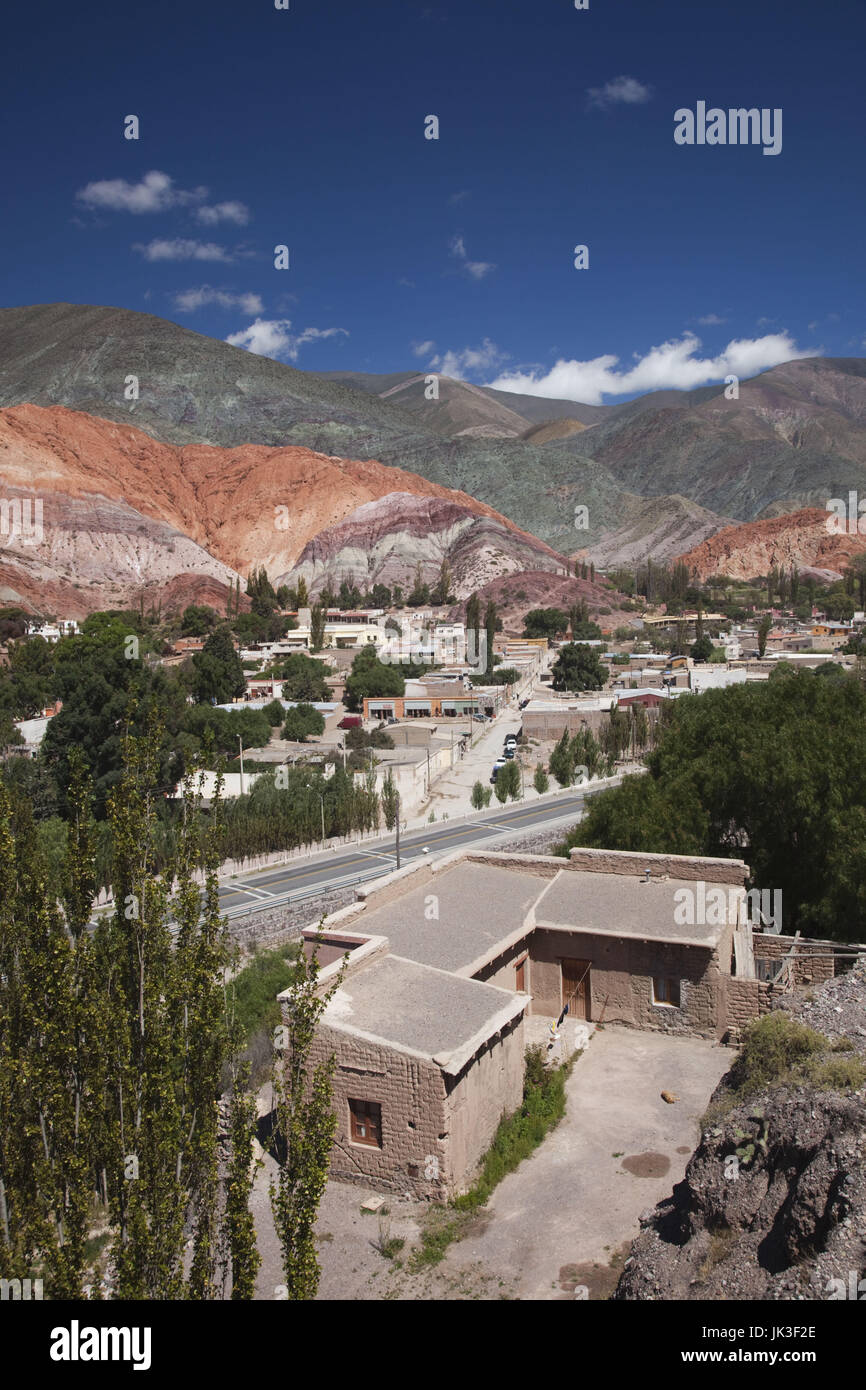 Argentinien, Provinz Jujuy, Quebrada de Humamuaca Canyon, Purmamarca, Blick auf die Stadt und den Berg der sieben Farben Stockfoto