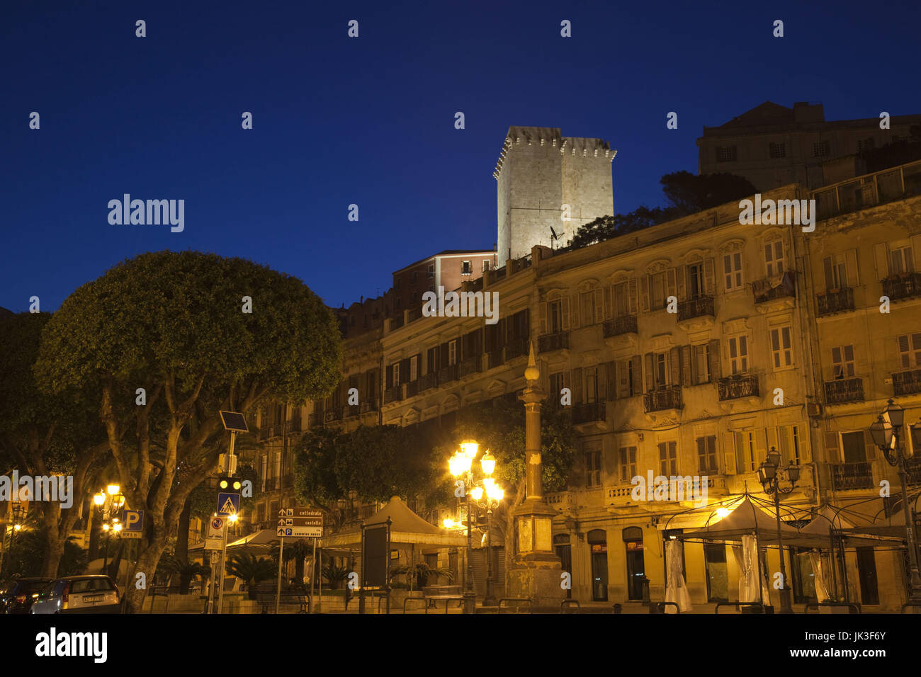 Italien, Sardinien, Cagliari, Il Castello Altstadt und Torre DellElefante Turm von Piazza Yenne, dawn Stockfoto