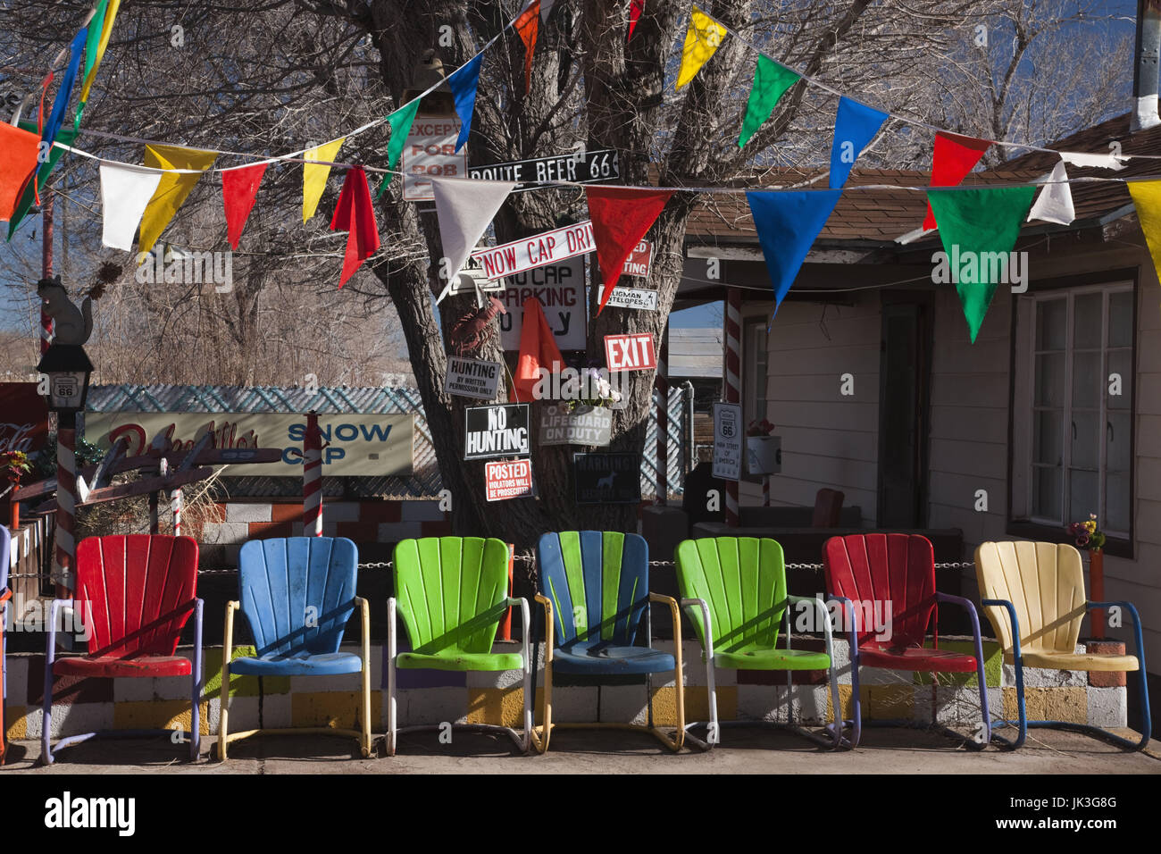 USA, Arizona, Seligman, RT 66 Stadt, bunte Stühle Stockfoto