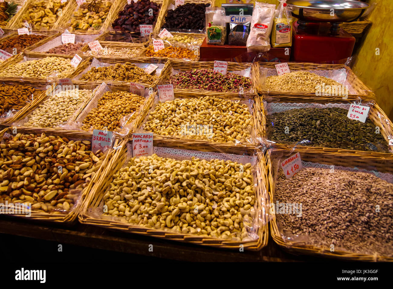 Trockene Früchte Beeren und Nüssen auf dem Display auf dem Großmarkt in Florenz Italien Stockfoto