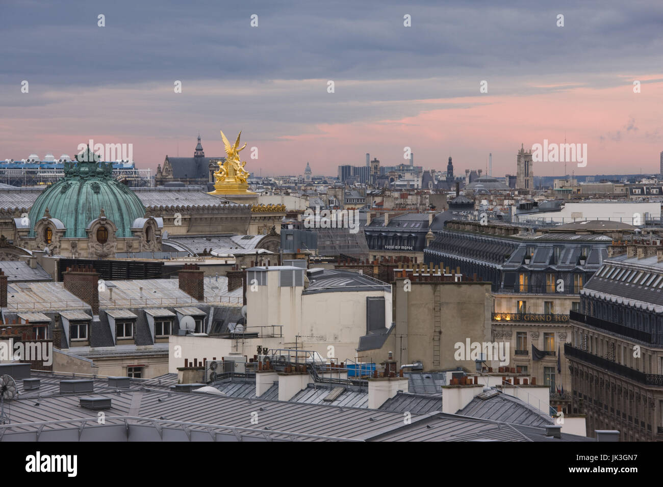 Frankreich, Paris, Dächer entlang Boulevard Haussmann, Abend Stockfoto