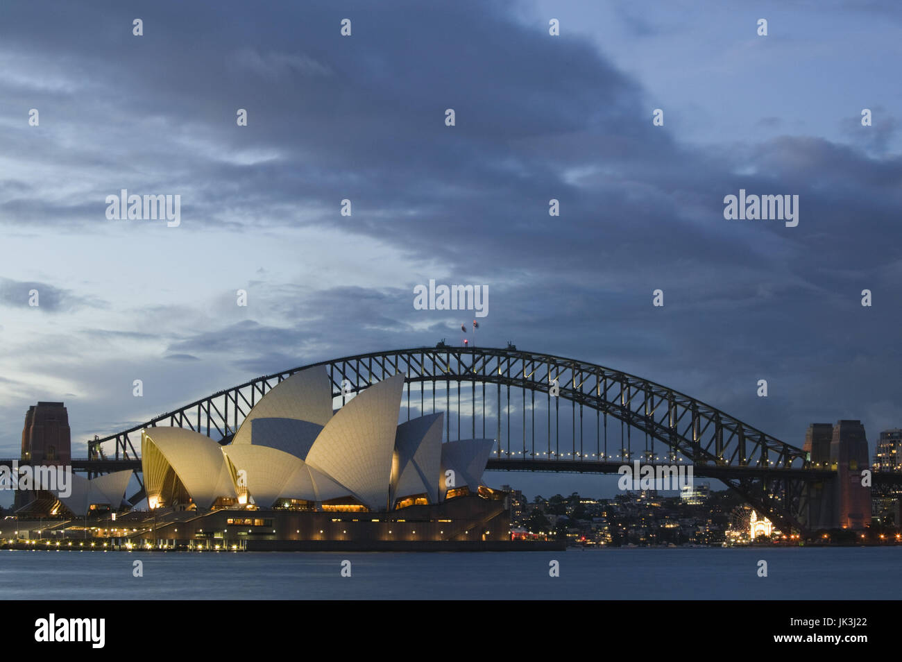Australien, New South Wales, Sydney, Sydney Opera House und Sydney Harbour Bridge von Mrs Macquaries Point, am Abend, Stockfoto