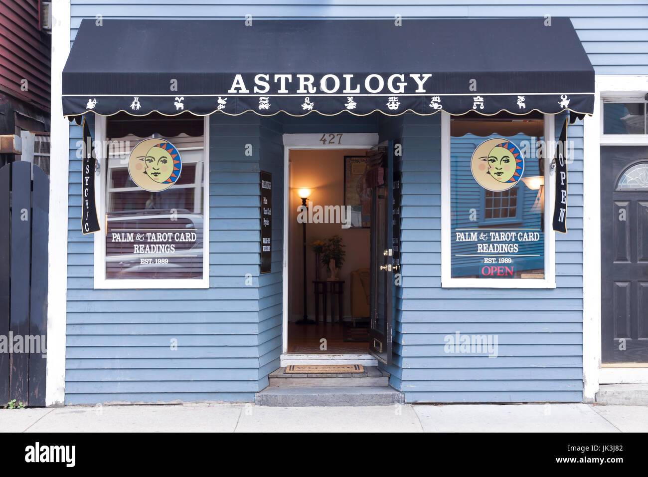 Storefront Palm & Tarot Card-Reader und Astrologiemesswerte. Stockfoto