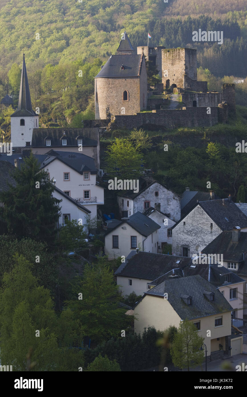 Luxemburg, Sure Flusstal, Esch-Sur-Sure, Blick auf die Stadt, am Morgen, Stockfoto