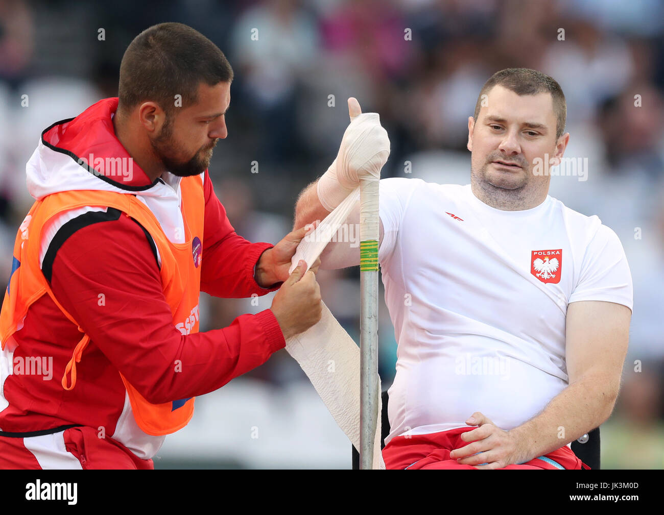 Polens Damian Mrzyglocki macht sich bereit, in die Männer Kugelstoßen F53 Final tagsüber acht der 2017 Para Leichtathletik-Weltmeisterschaft in London Stadium konkurrieren. Stockfoto