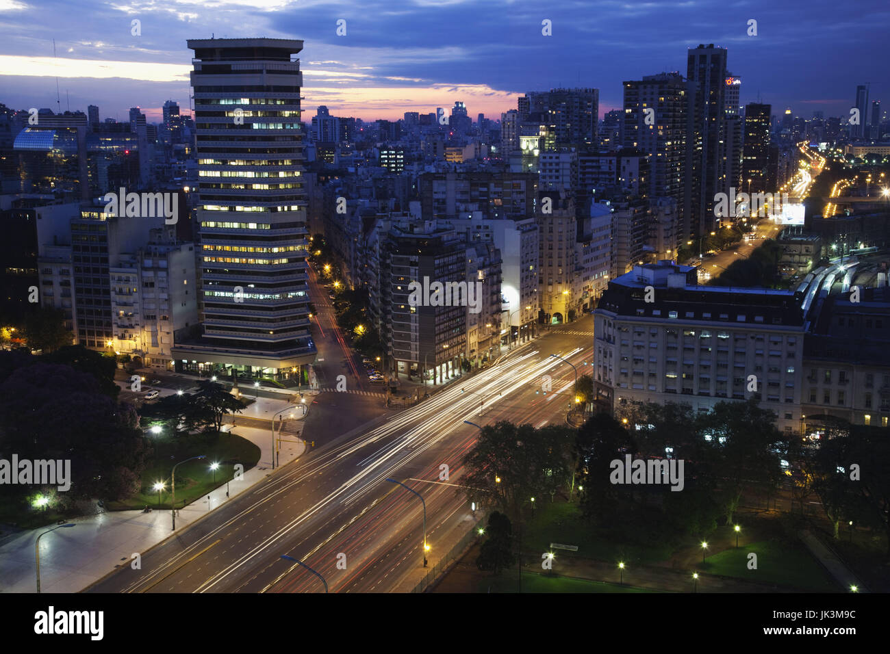 Argentinien, Buenos Aires, Retiro, Verkehr auf der Avenida del Libertador, Antenne, Abend Stockfoto