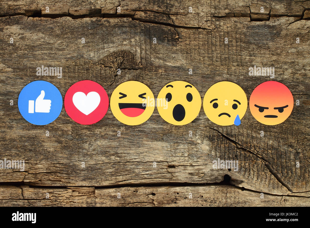 Kiew, Ukraine - 7. Februar 2017: Facebook like-Button 6 einfühlsam Emoji-Reaktionen auf Papier gedruckt und auf hölzernen Hintergrund platziert. Facebook ist ein w Stockfoto