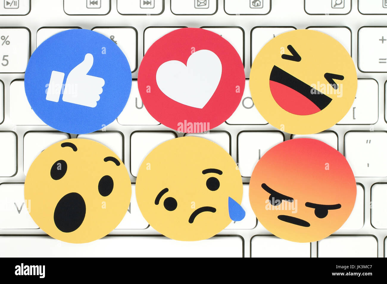Kiew, Ukraine - 7. Februar 2017: Facebook like-Button 6 einfühlsam Emoji-Reaktionen auf Papier gedruckt und auf Computer-Tastatur gelegt. Facebook ist ein w Stockfoto