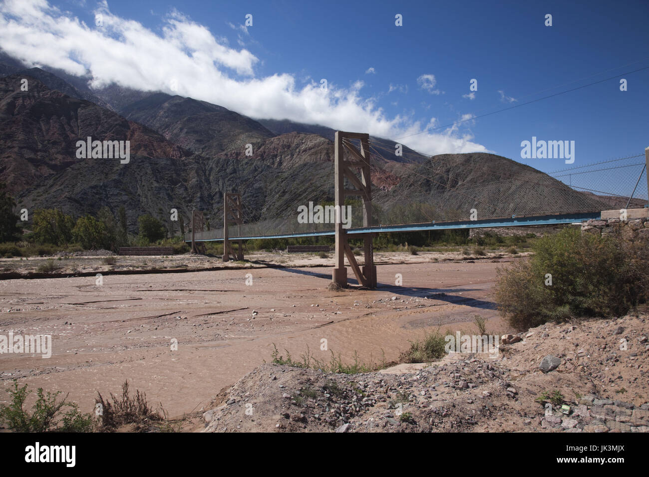 Argentinien, Provinz Jujuy, Quebrada de Humamuaca Canyon, Purmamarca, Fußgängerbrücke über den Fluss Rio Grande Stockfoto