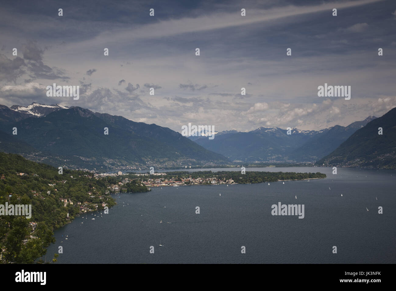 Schweiz, Ticino, Lago Maggiore, Ascona, erhöhte entfernten Stadt Ansicht Stockfoto