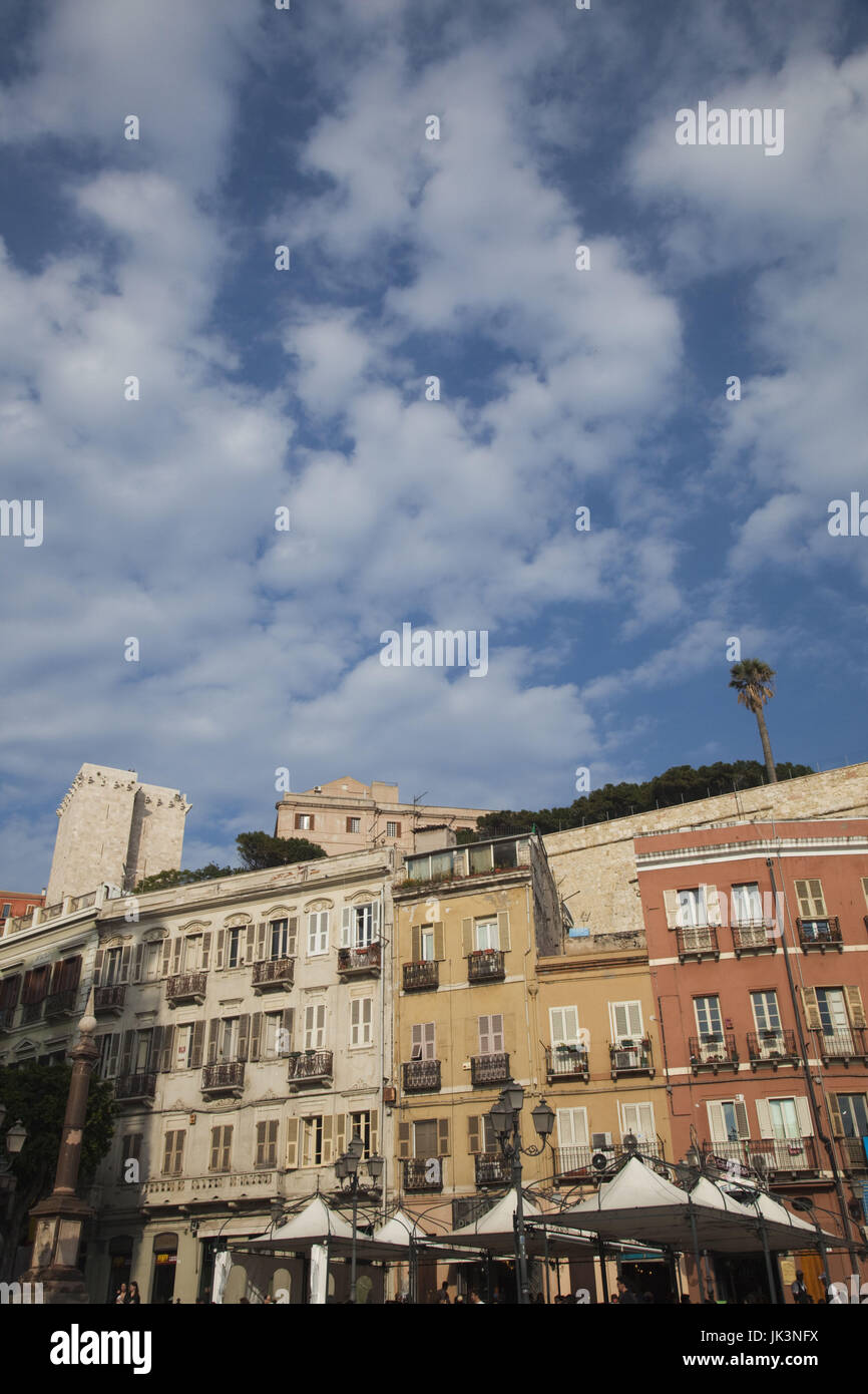 Italien, Sardinien, Cagliari, Il Castello Altstadt und Torre DellElefante Turm von Piazza Yenne Stockfoto