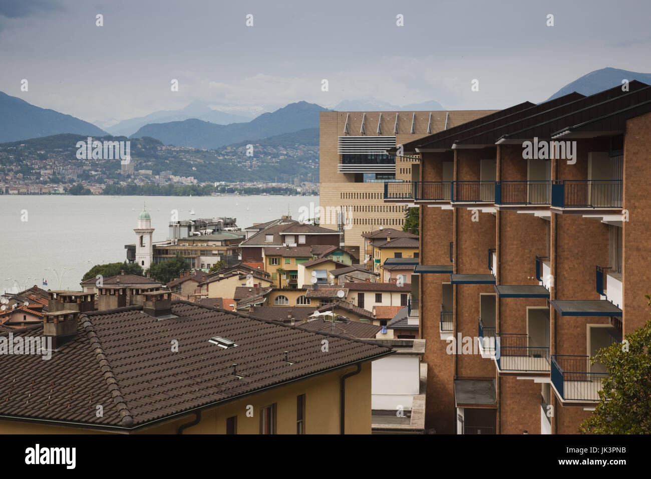 Italien, Lombardei, Lago di Lugano und Campione DItalia, Blick auf die Stadt mit Casino di Campione, Mario Botta, Architekt Stockfoto