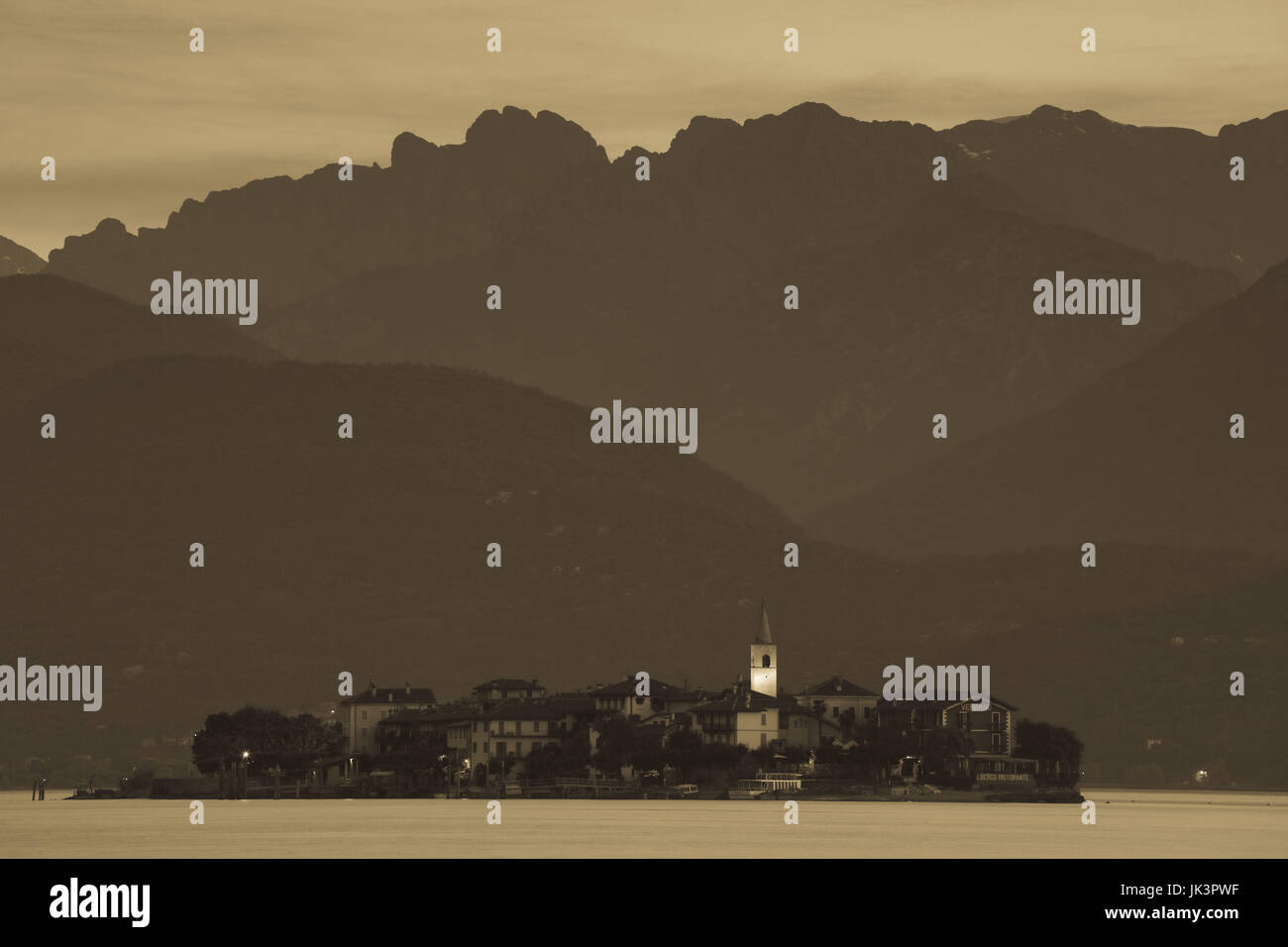 Italien, Piemont, Lago Maggiore, Stresa, die Borromäischen Inseln, Isola Superiore O Dei Pescatori, dawn Stockfoto