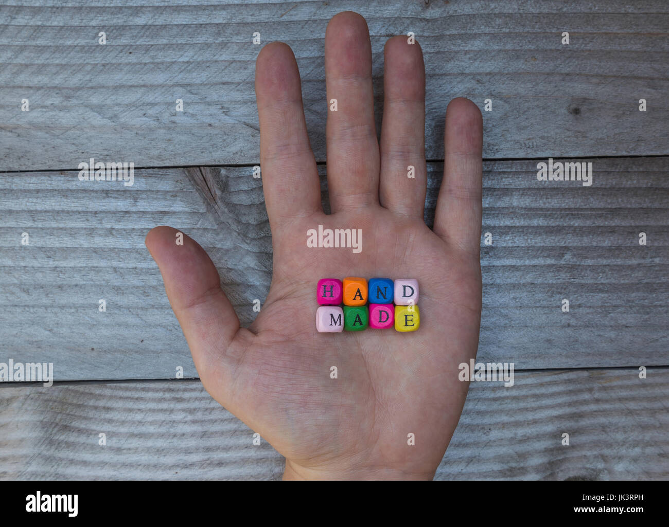 Handgefertigte schreiben Würfel in der Hand auf grau Holz Visualisierung. Stockfoto
