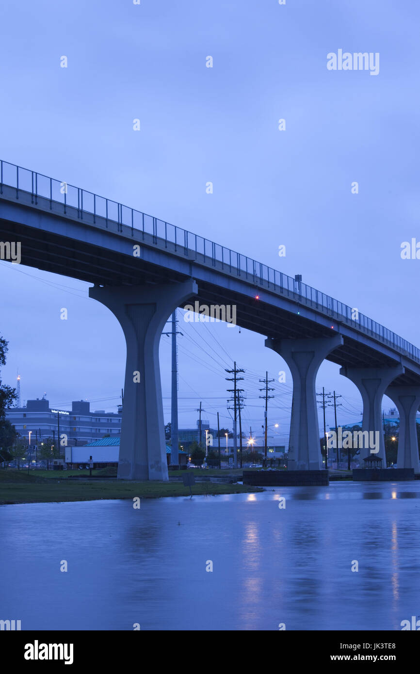 USA, Louisiana, Houma, Park Avenue Brücke über den Intercoastal Waterway, Abend Stockfoto