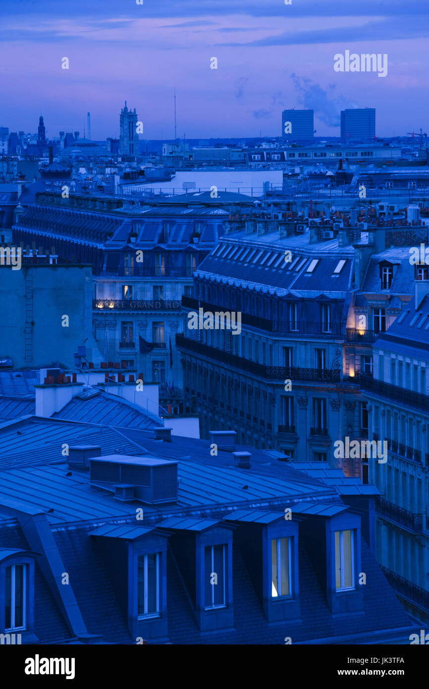 Frankreich, Paris, Dächer entlang Boulevard Haussmann, Abend Stockfoto