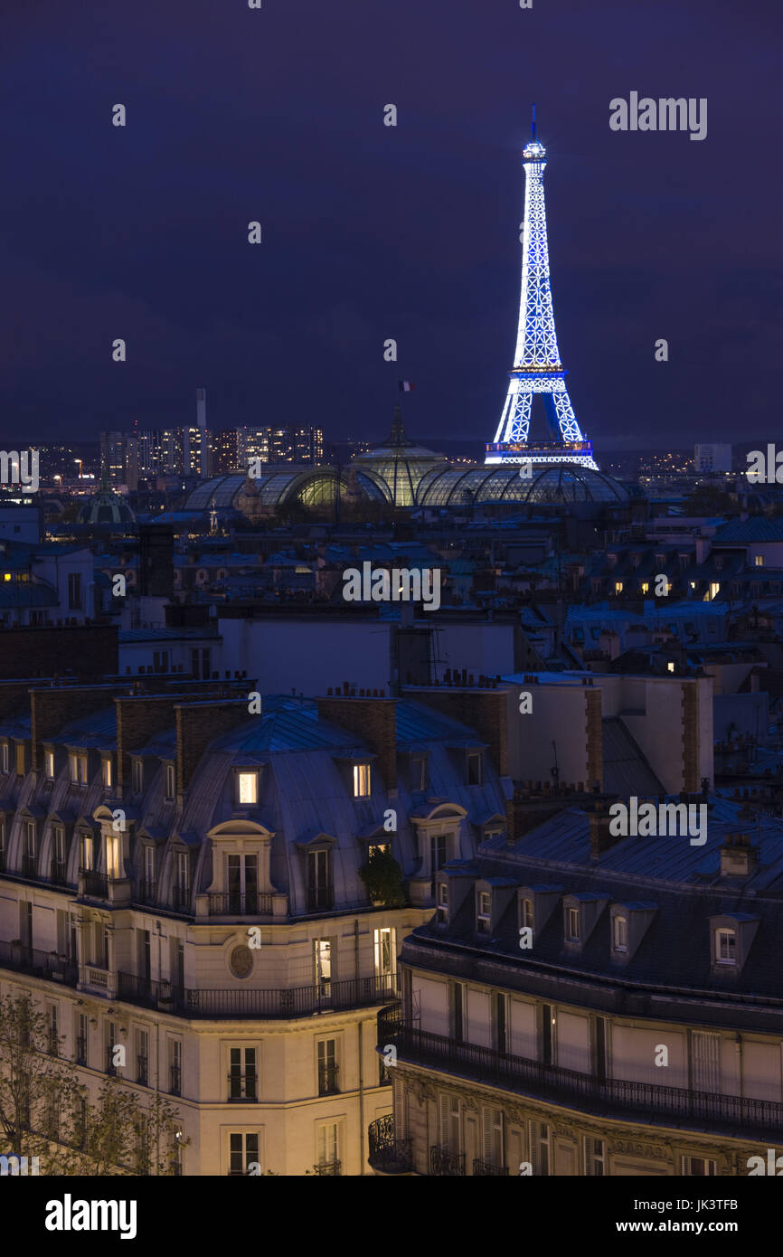 Frankreich, Paris, Eiffelturm vom Boulevard Haussmann, Abend Stockfoto