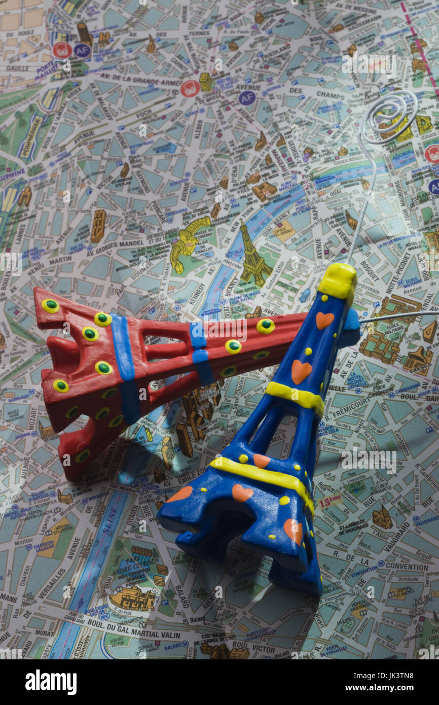 Frankreich, Paris, Miniatur Eiffel Towers auf Karte von Paris Stockfoto
