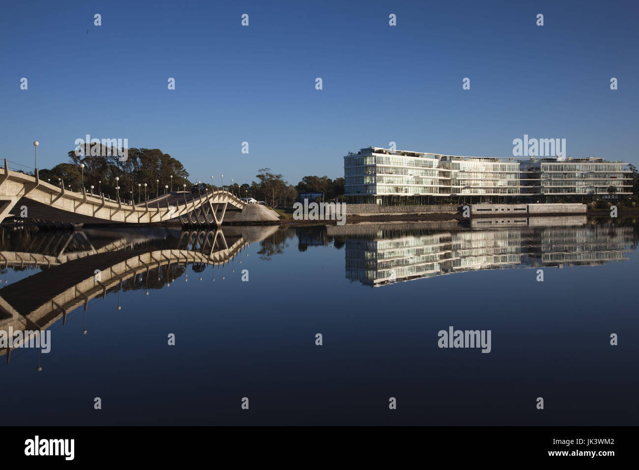 Uruguay, Punta del Este Bereich, La Barra, Brücke Puente Leonel Viera und Neubau Eigentumswohnung Stockfoto