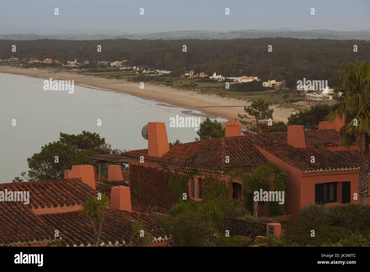 Uruguay, Punta Ballena, Häuser direkt am Strand, Playa Portezuelo, dawn Stockfoto