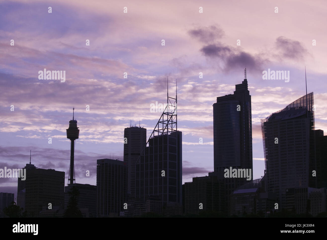 Australien, New South Wales, Sydney, Silhouette von Sydney Central Business District von Mrs Macquaries Point, Sunset, Stockfoto