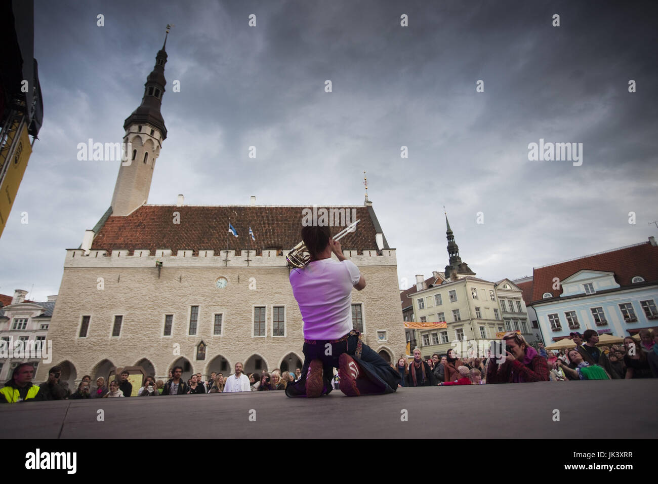 Estland, Tallinn, Raekoja Plats, Rathausplatz, Konzert von ukrainischen Folk-Rock Gruppe Svjata Vatra, NR, Abend Stockfoto