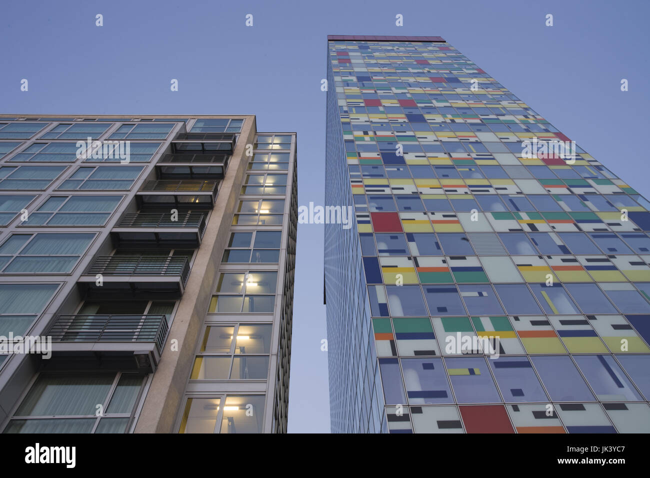 Deutschland, Nordrhein-Westfalen, Düsseldorf, mit, Colorium Gebäude von William Alsop, Stockfoto