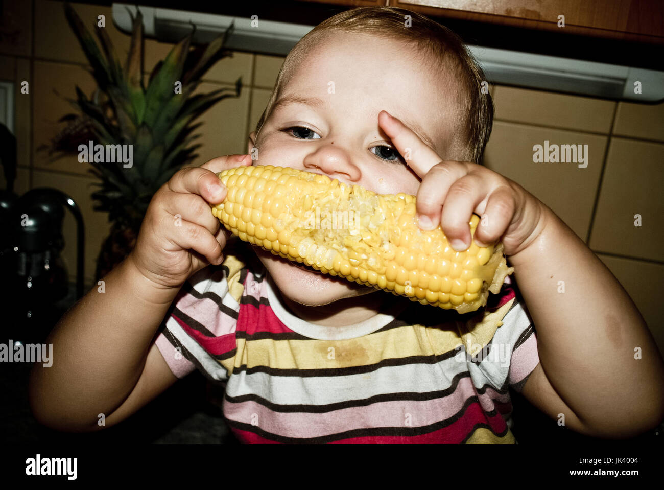 Niedlichen Kind Essen Mais :) Stockfoto