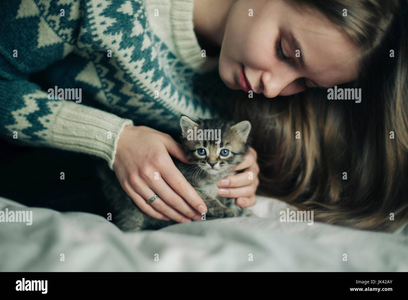 Kaukasische Frau Petting Kätzchen Stockfoto