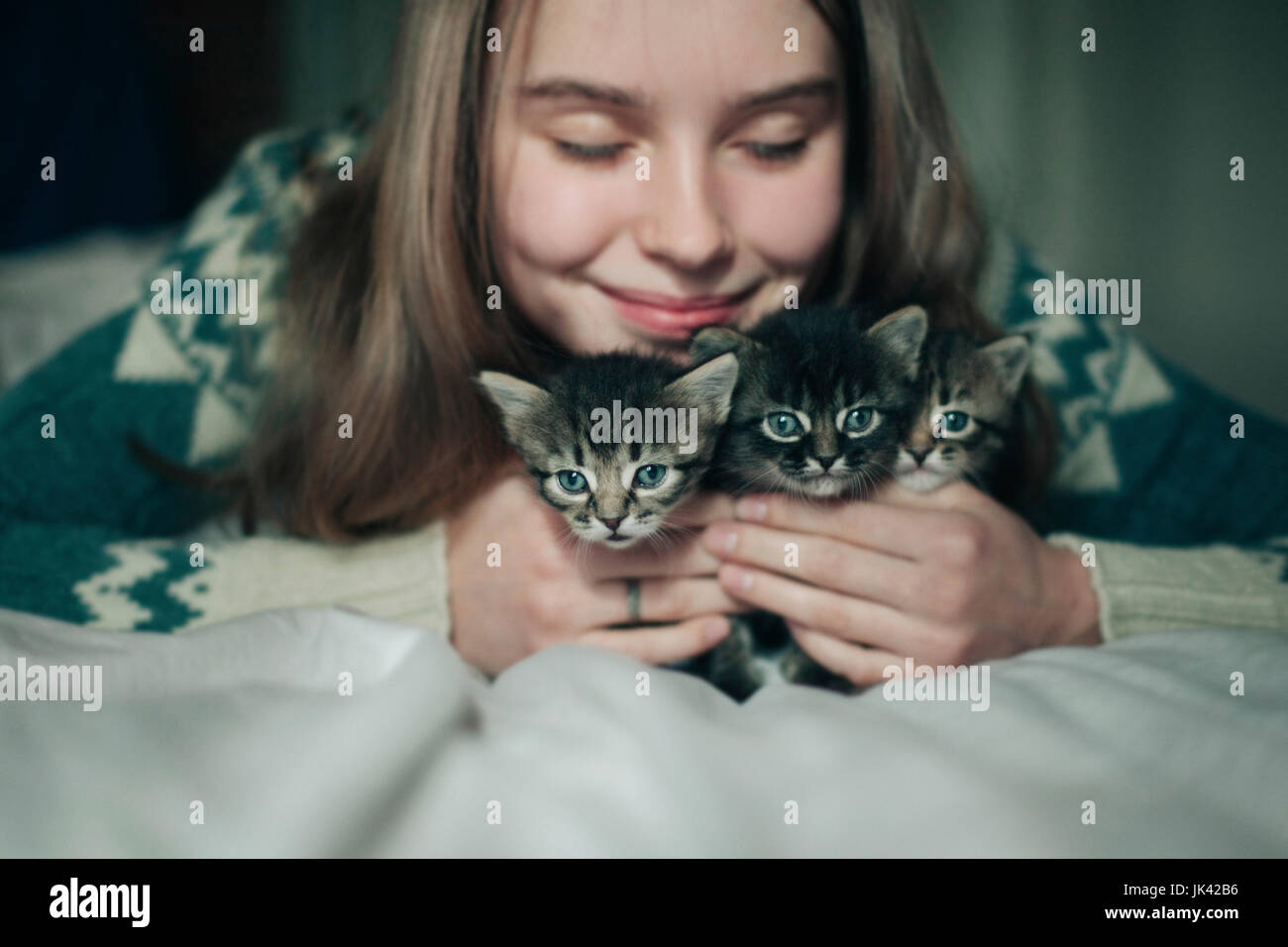 Kaukasische Frau kuscheln Kätzchen Stockfoto