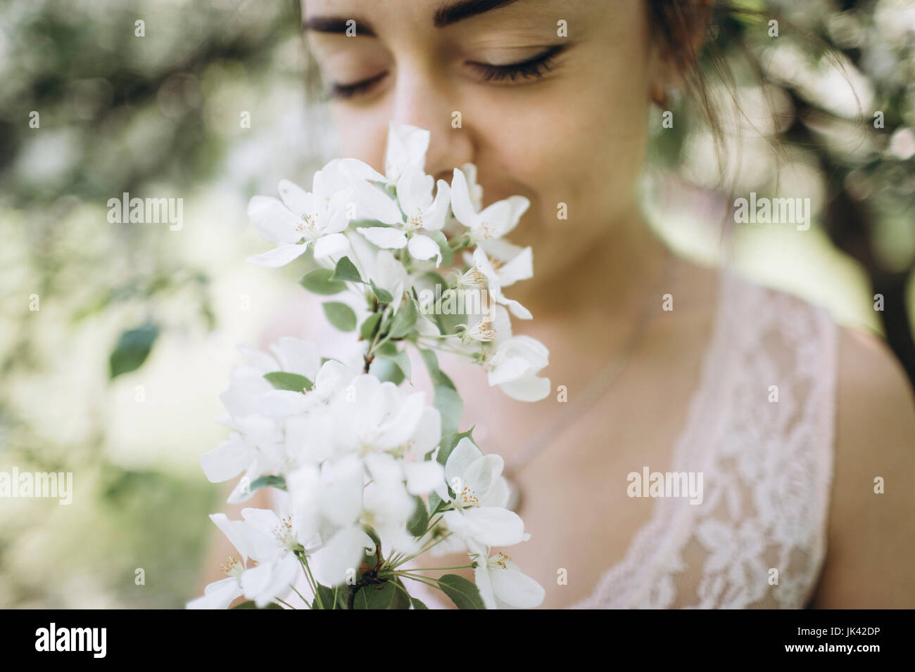 Orientalische Frau Blumen riechen Stockfoto