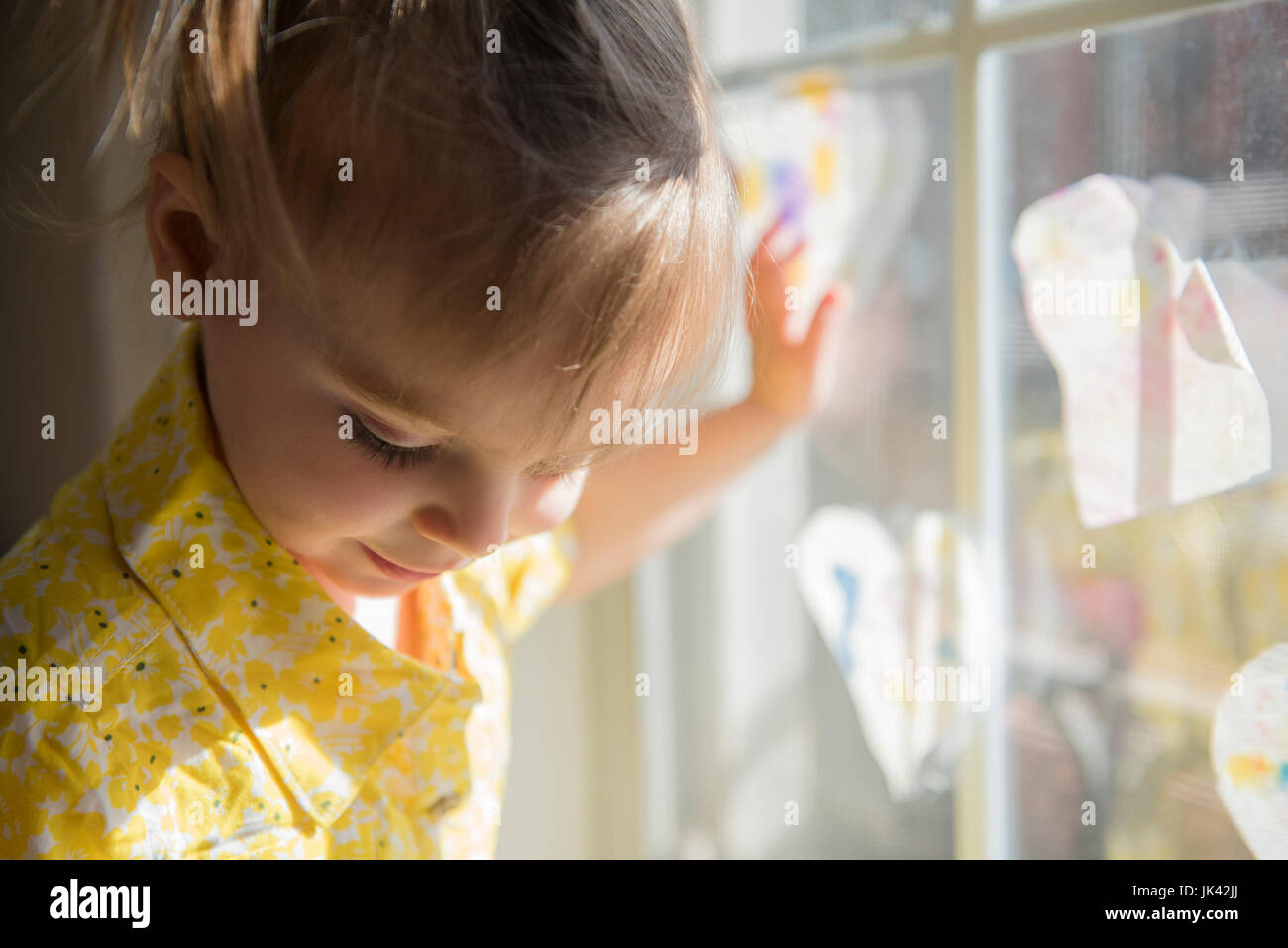 Kaukasische Mädchen am Fenster gelehnt Stockfoto