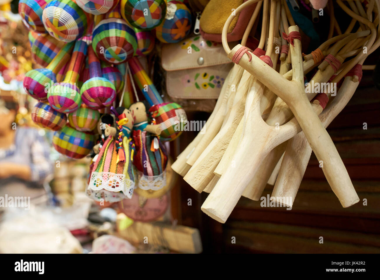 Maracas und Steinschleudern im Shop in Guadalajara, Jalisco, Mexiko Stockfoto