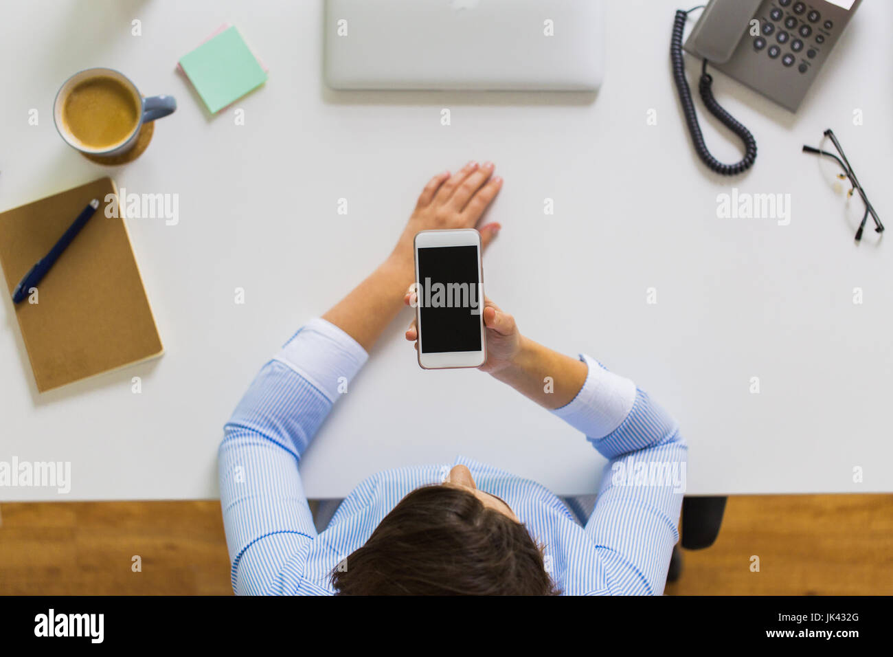 Geschäftsfrau mit Smartphone arbeiten im Büro Stockfoto