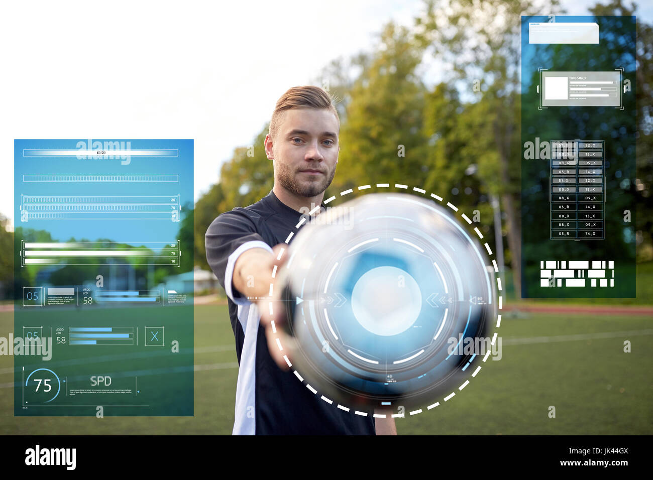 Fußballspieler mit Ball auf Fußballplatz Stockfoto