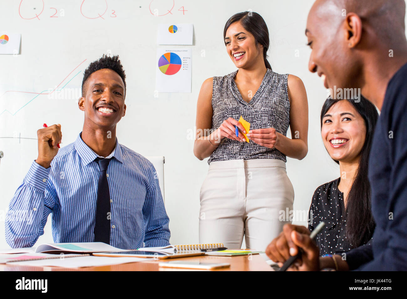 Menschen lachen in Business-meeting Stockfoto
